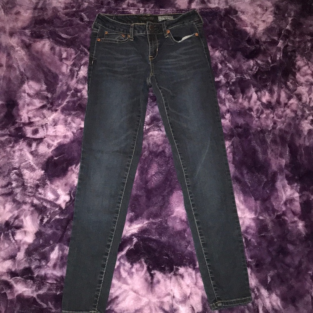 Dark blue skinny jeans.